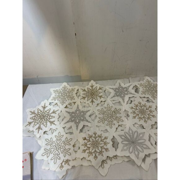 Snowflake table runner white gold silver 12x24x2 nwot‎ - Picture 3 of 7